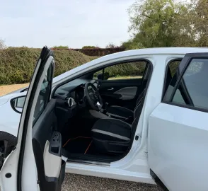 Car image 19