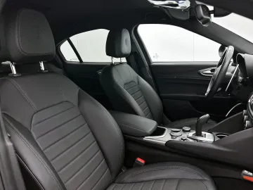 Car image 32