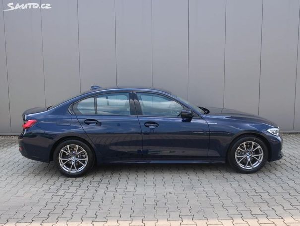 BMW 320d Sport Line 140 kW image number 2