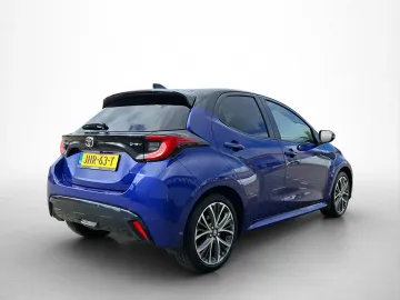 Car image 4