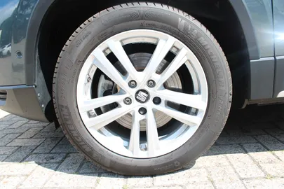 Car image 25