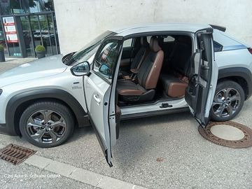 Car image 11