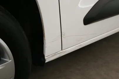 Car image 25