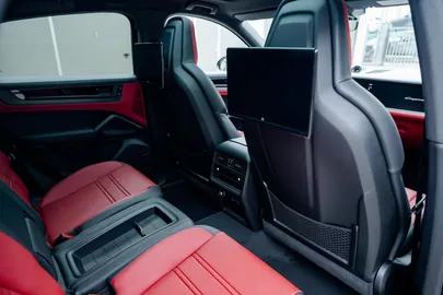 Car image 4