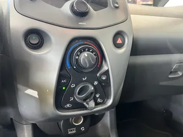 Car image 27