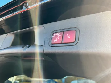 Car image 32