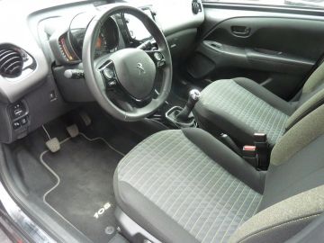 Car image 11