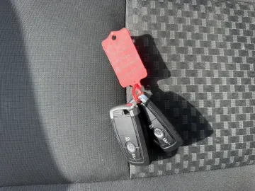 Car image 34
