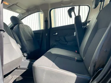 Car image 17