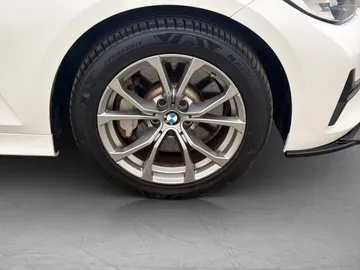 Car image 32