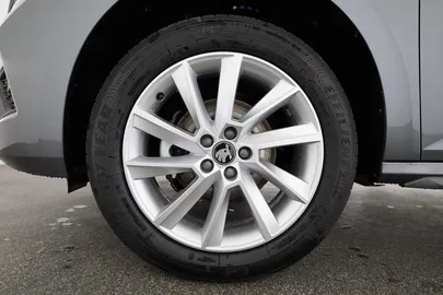Car image 16