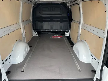 Car image 37