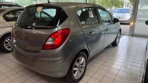 Car image 4