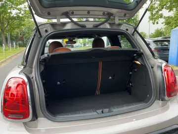 Car image 17