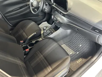 Car image 16