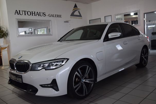 BMW 330 e Sport Line 215 kW image number 1