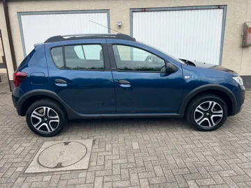 Car image 4