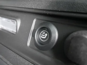 Car image 32