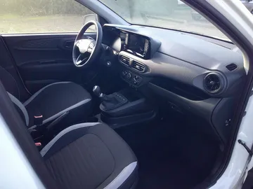 Car image 12