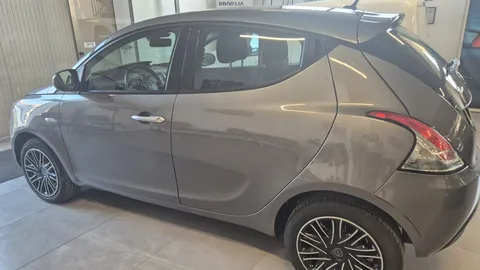 Car image 5