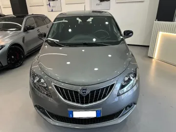 Car image 3