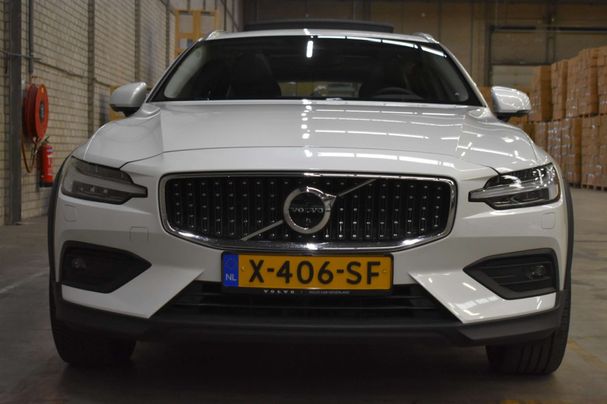 Volvo V60 Cross Country AWD B5 185 kW image number 2