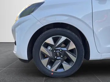 Car image 16