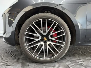 Car image 30