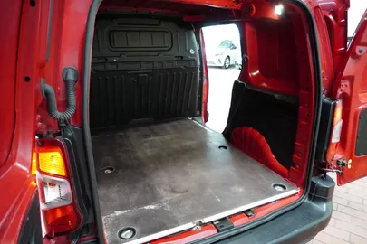 Car image 19
