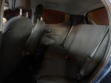 Car image 12
