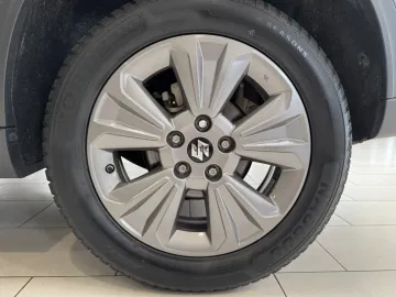 Car image 26