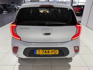 Car image 25