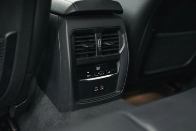 Car image 32