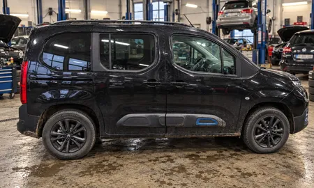 Car image 3