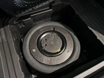 Car image 32