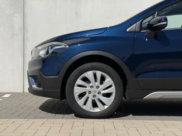Car image 24