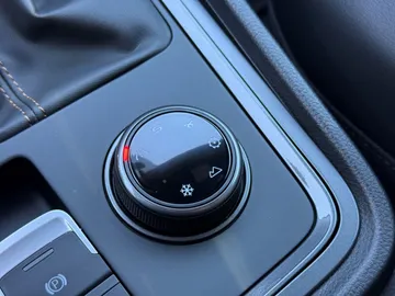 Car image 32