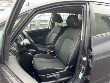 Car image 11