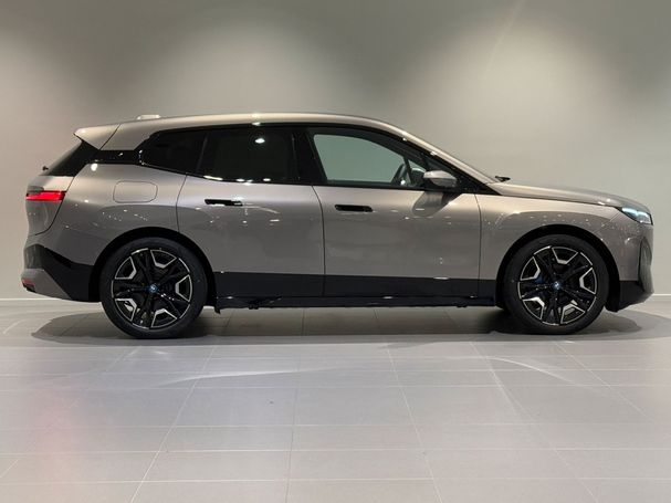 BMW iX xDrive40 241 kW image number 3