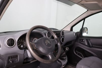 Car image 25