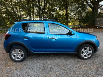 Car image 4
