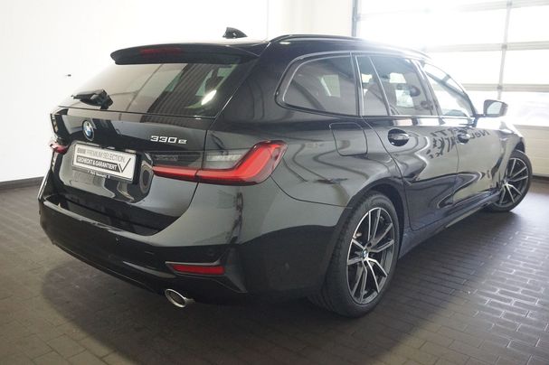 BMW 330 e Touring Sport Line 215 kW image number 3