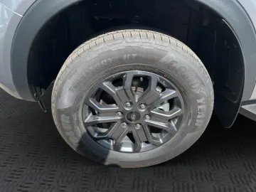 Car image 30