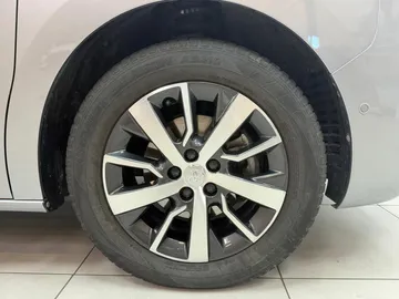 Car image 28