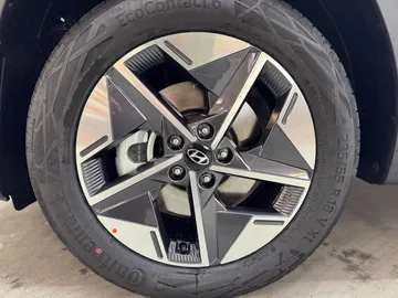 Car image 24