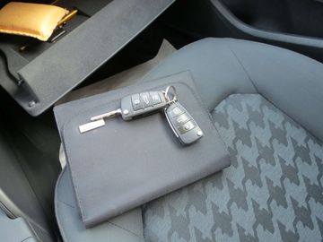 Car image 30