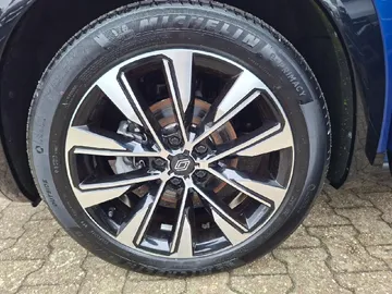 Car image 24