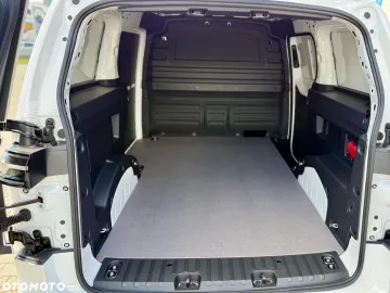 Car image 32
