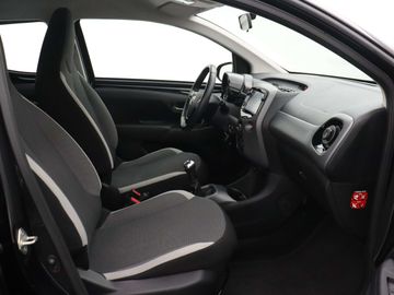 Car image 30