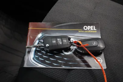 Car image 18